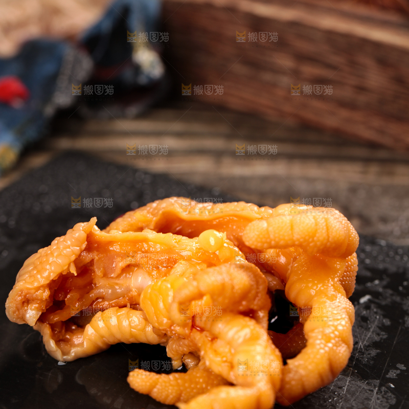 黑底上放着去骨鸡爪