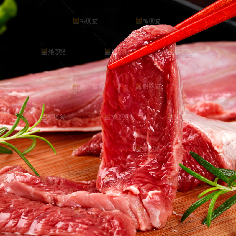 筷子上夹着牛肉