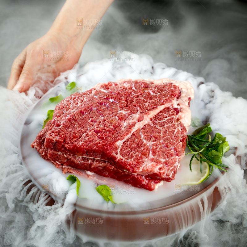手里端着生牛腩