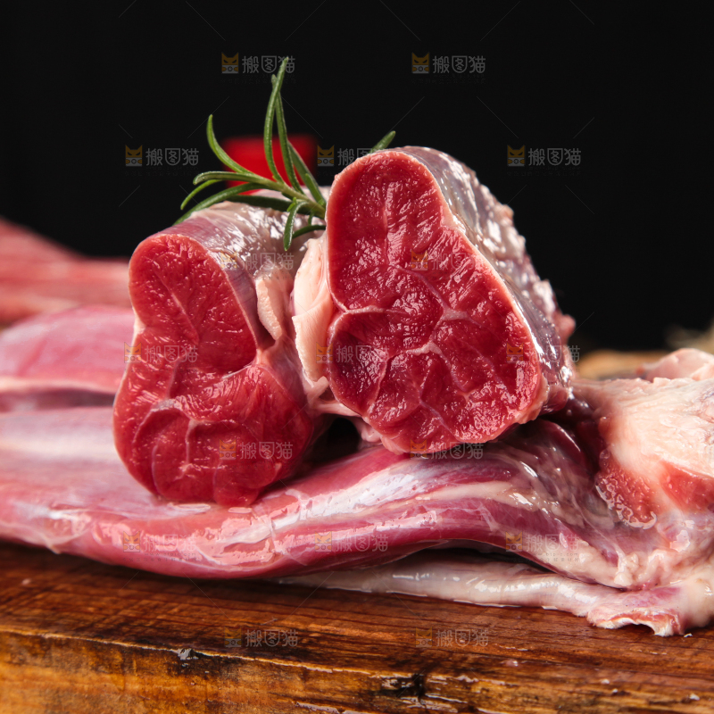 木板上放着新鲜牛腱子肉