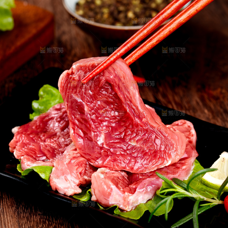 筷子上夹着牛肉