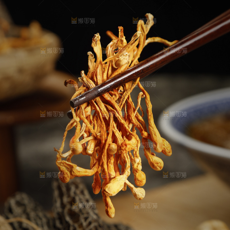 筷子上夹着虫草花