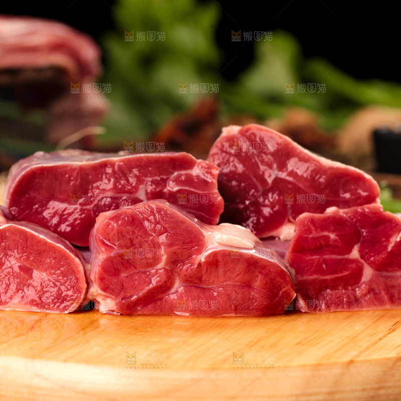 木板上放着新鲜牛腱子肉