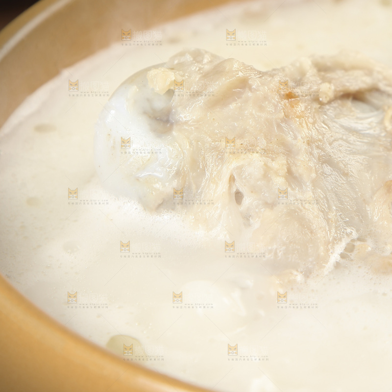 一锅猪筒骨煲汤