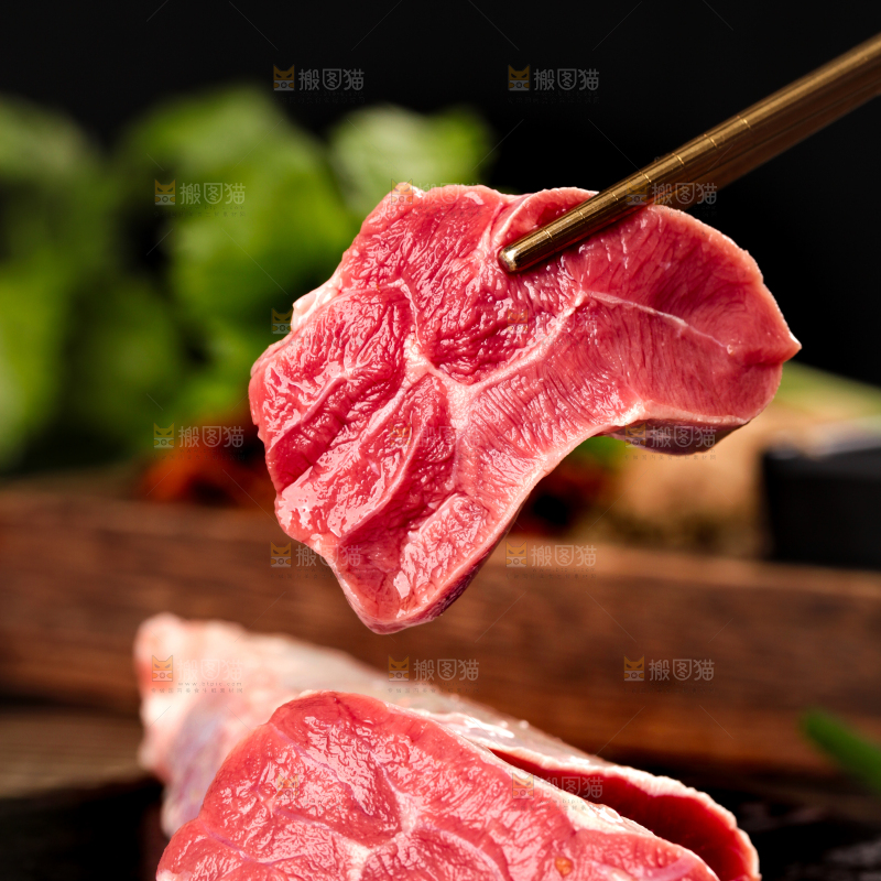 筷子上夹着牛腱肉