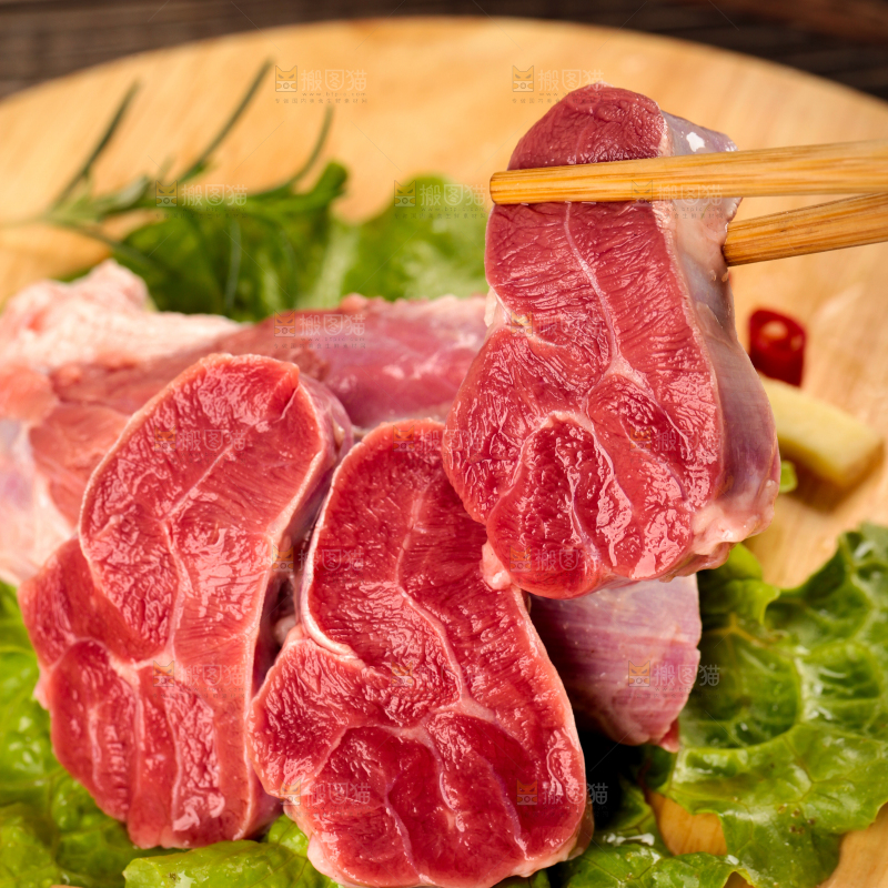 筷子上夹着牛肉