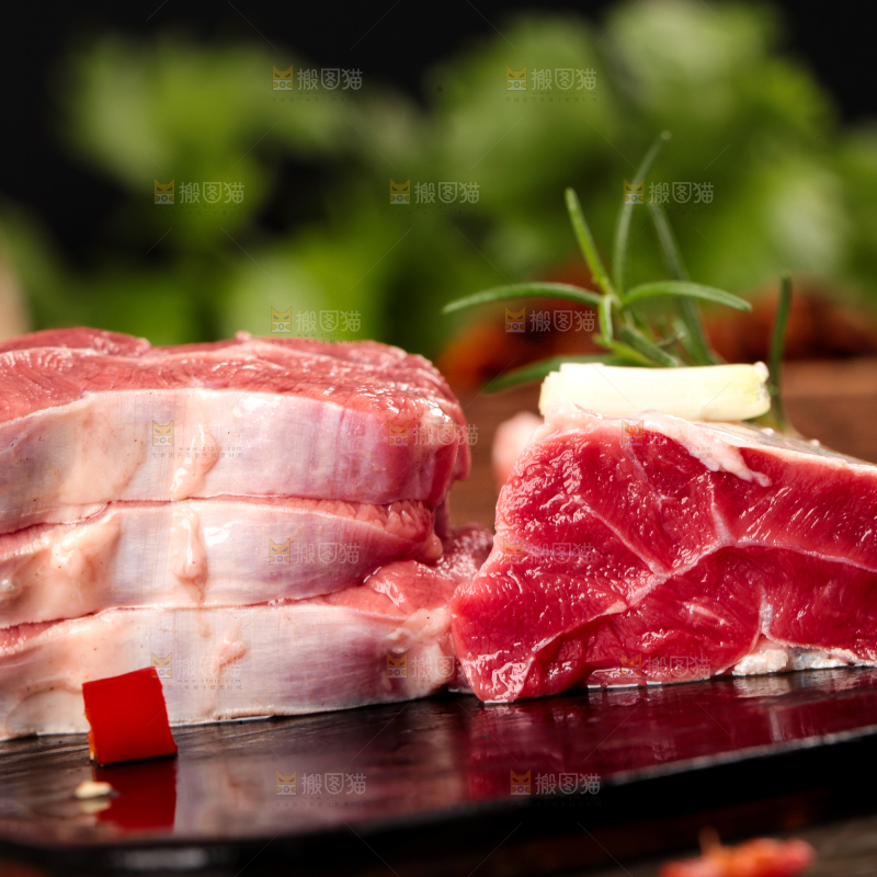 木底上的黄牛牛腱子肉