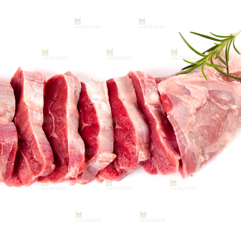 白底上放着切块的牛腱子肉