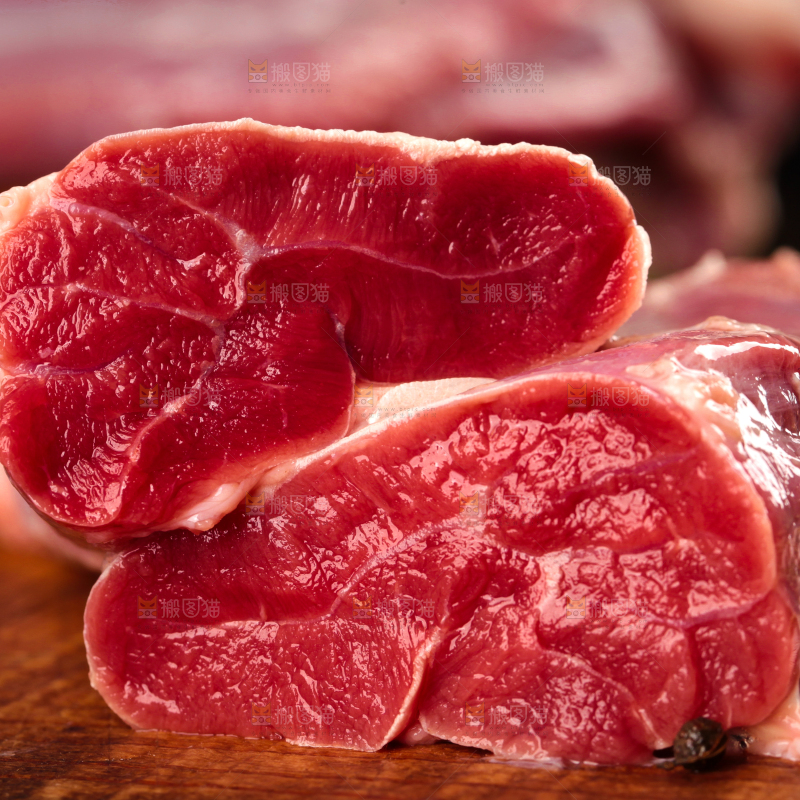 木底上的新鲜牛肉