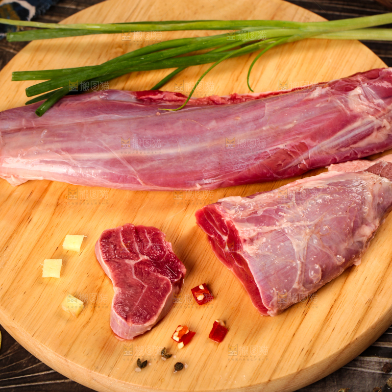 木板上放着新鲜牛腱子肉