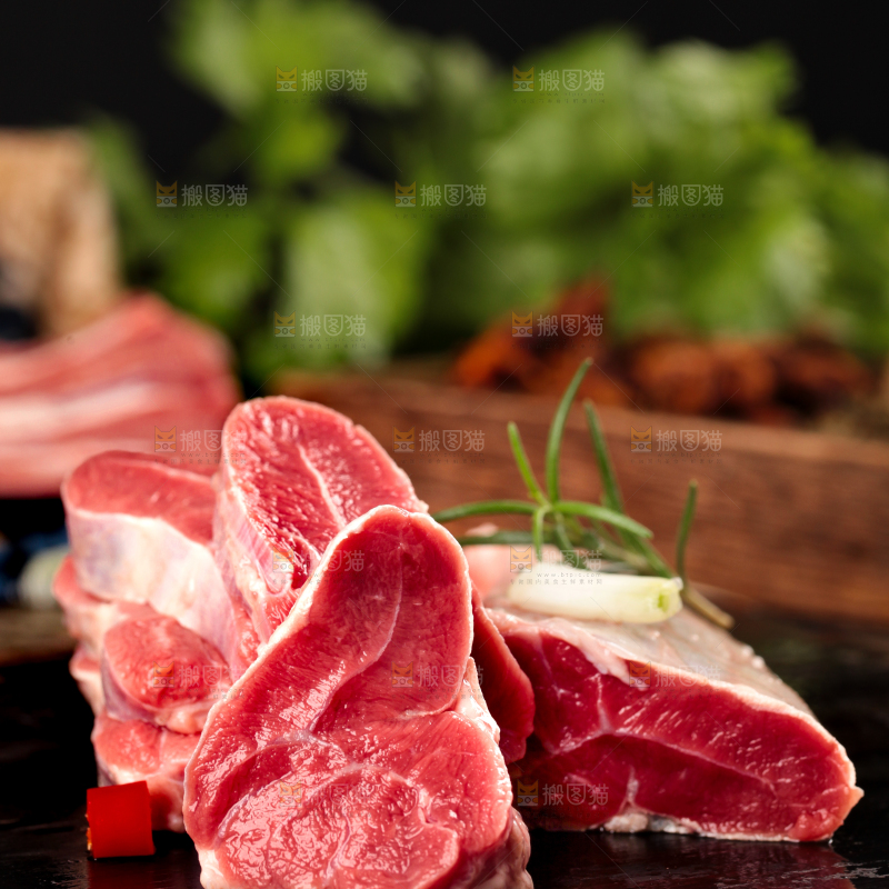 木底上的黄牛牛腱子肉