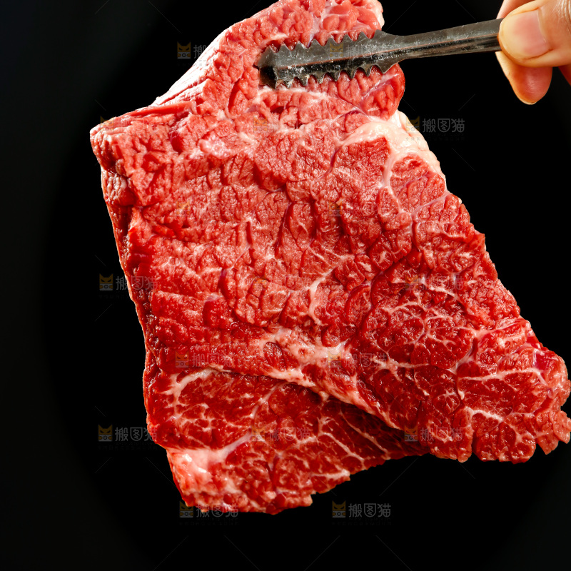 筷子上夹着牛肉