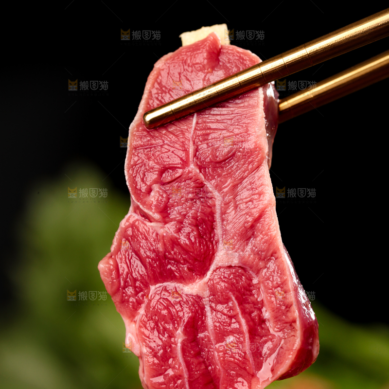 筷子上夹着牛腱肉