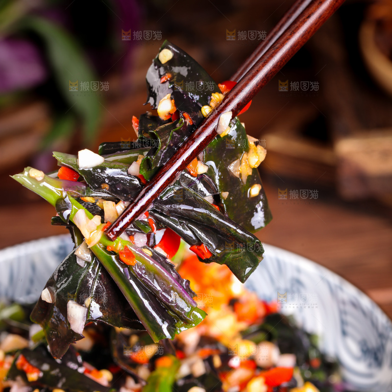 筷子上夹着凉拌紫背菜