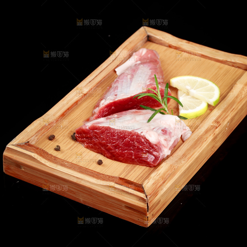 木板上放着牛腱肉