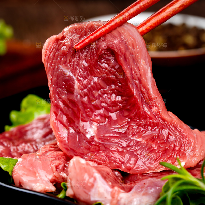 筷子上夹着牛肉