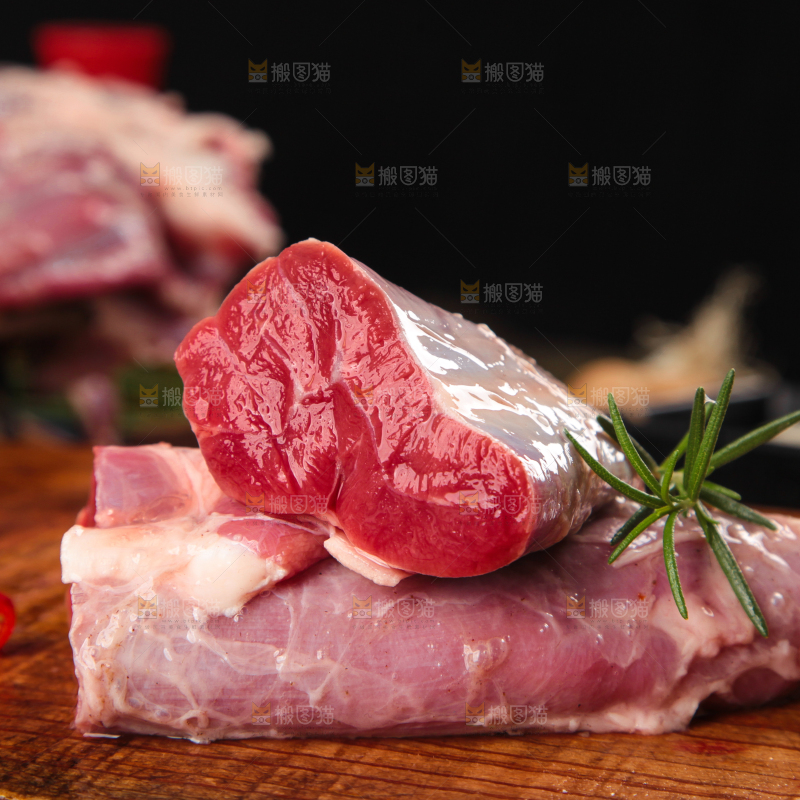 木板上放着新鲜牛腱子肉
