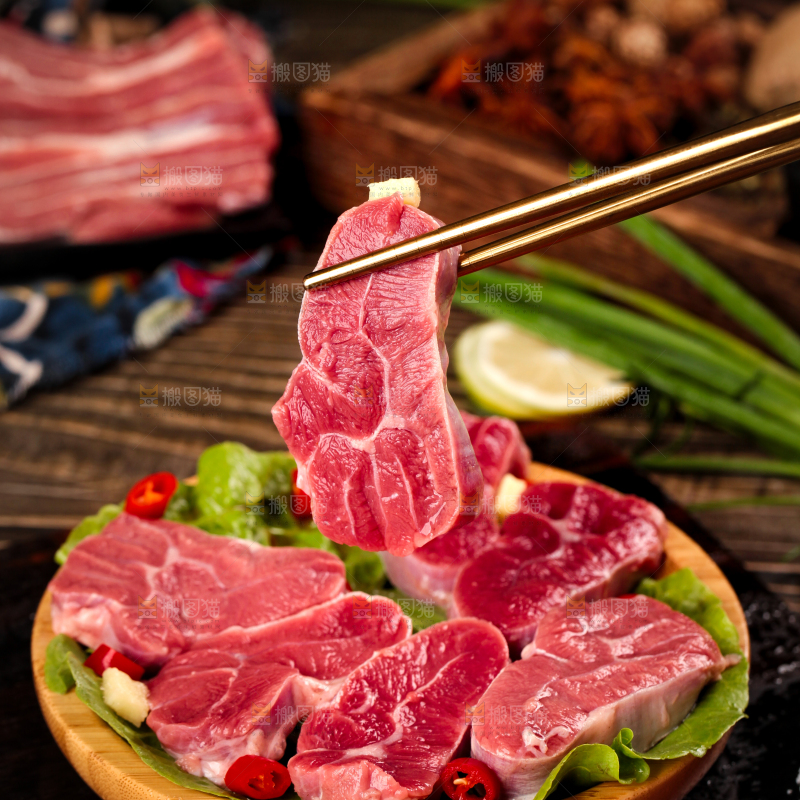 筷子上夹着牛腱肉