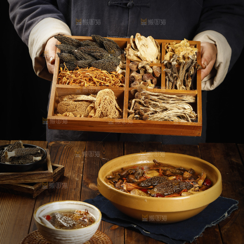 手里端着一盘八珍菌菇食材