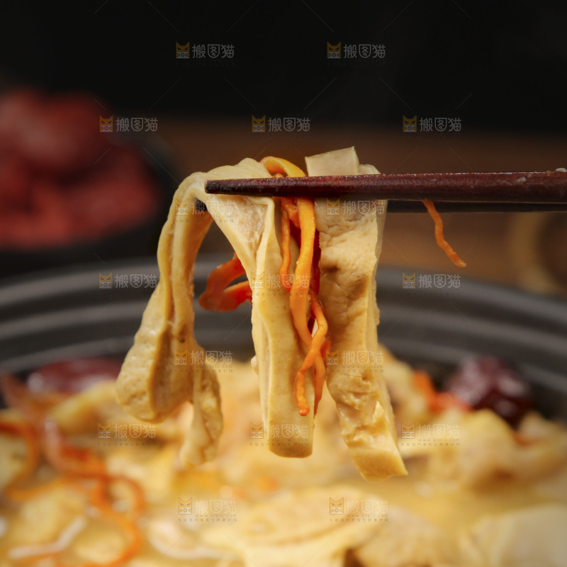 筷子上美食着肚包鸡