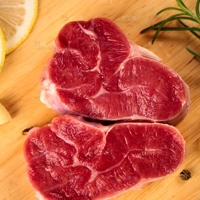 木底上的生牛肉