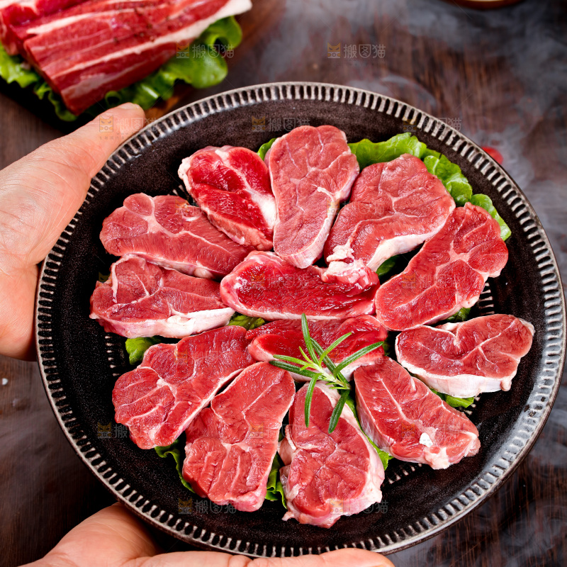 手里端着一盘牛腱子肉