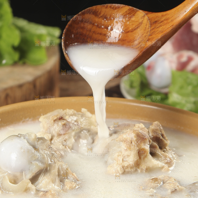 勺子上舀着白汤大骨头