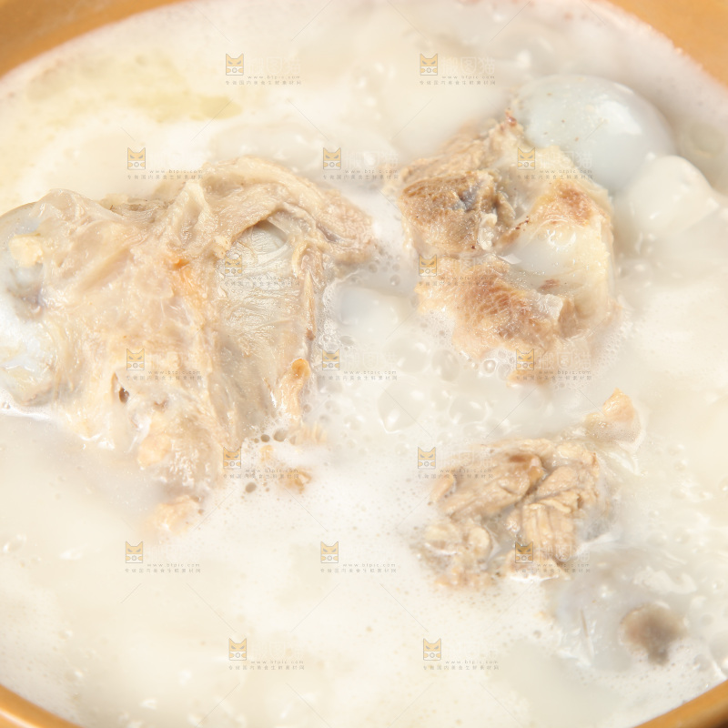一锅猪筒骨煲汤