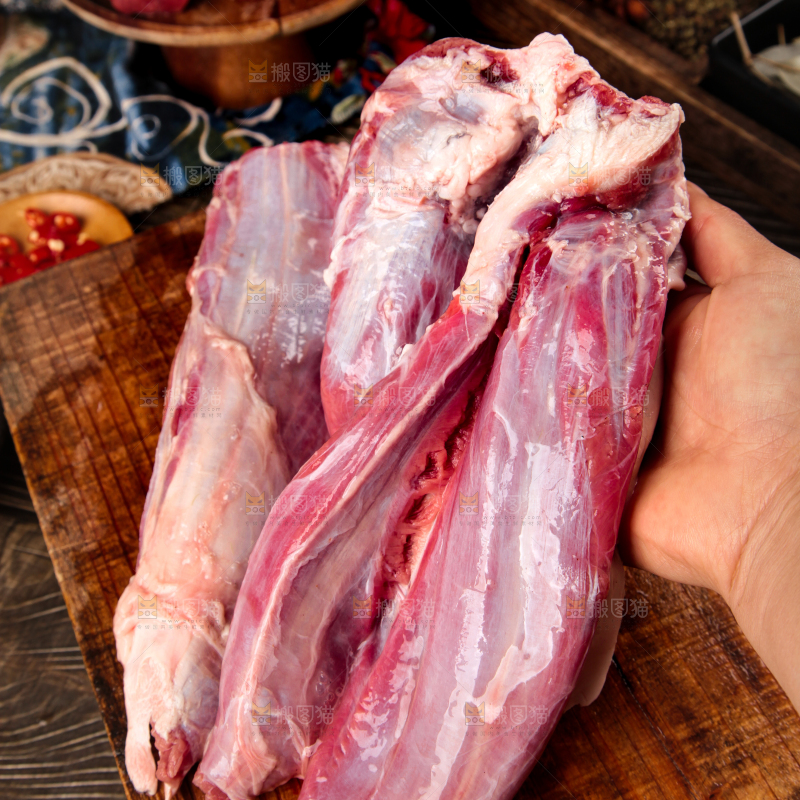 手里拿着牛腱肉