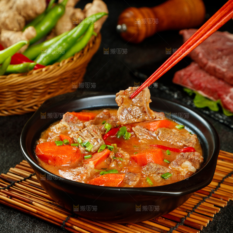 筷子上夹着牛腩