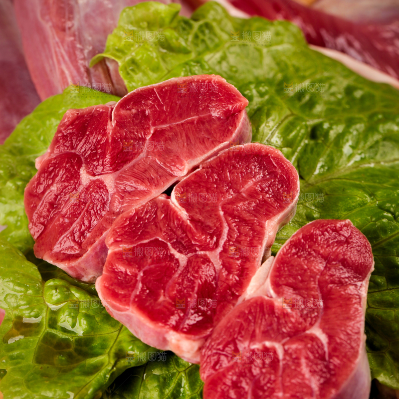菜叶上放着牛腱肉