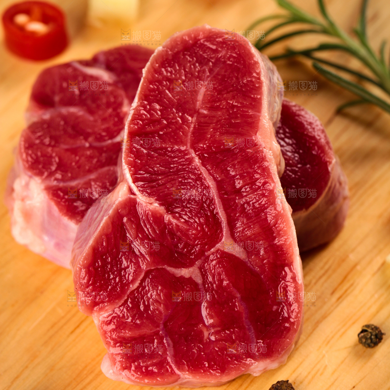 木底上的生牛肉