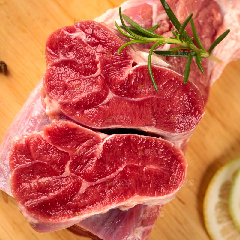 木底上的生牛肉