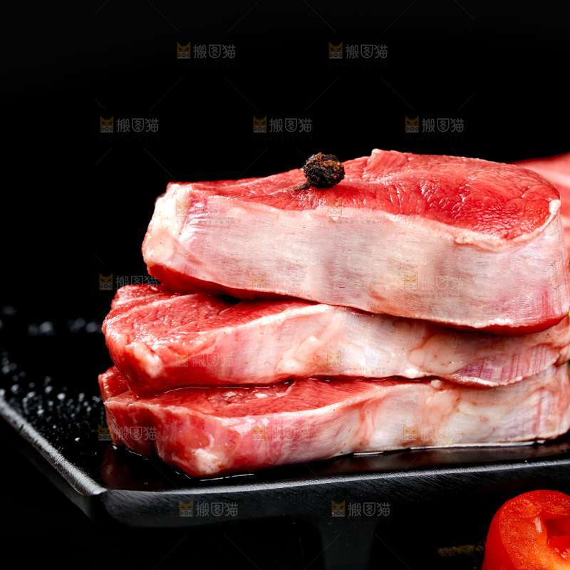 黑底上放着原切牛腱子肉