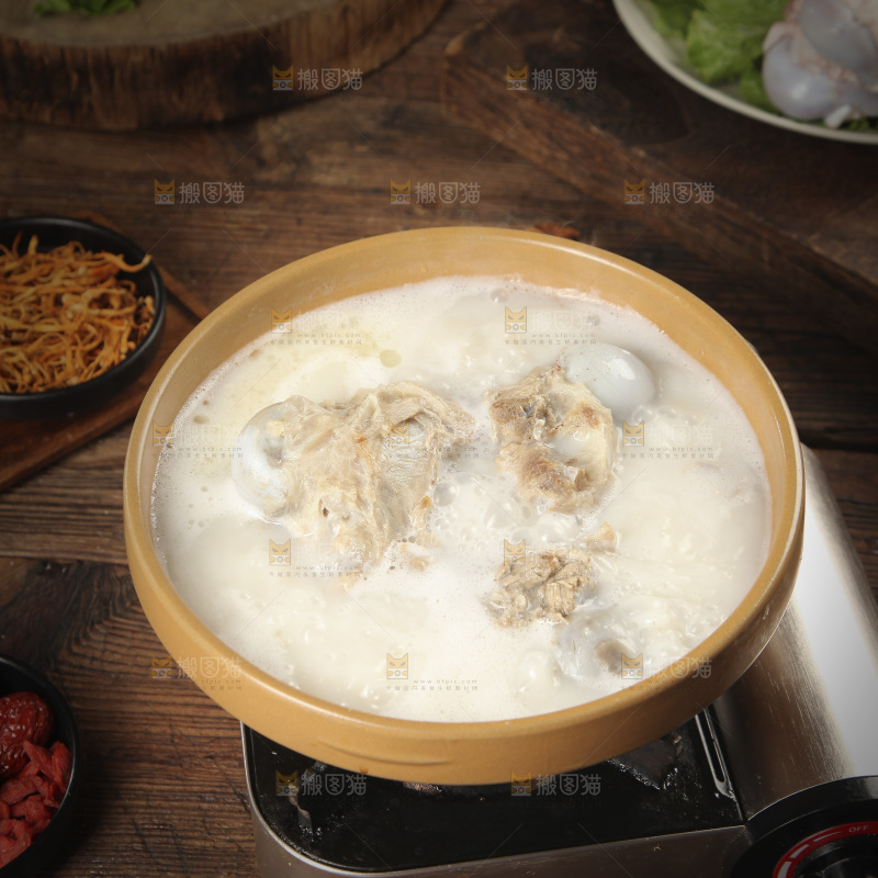 一锅猪筒骨煲汤