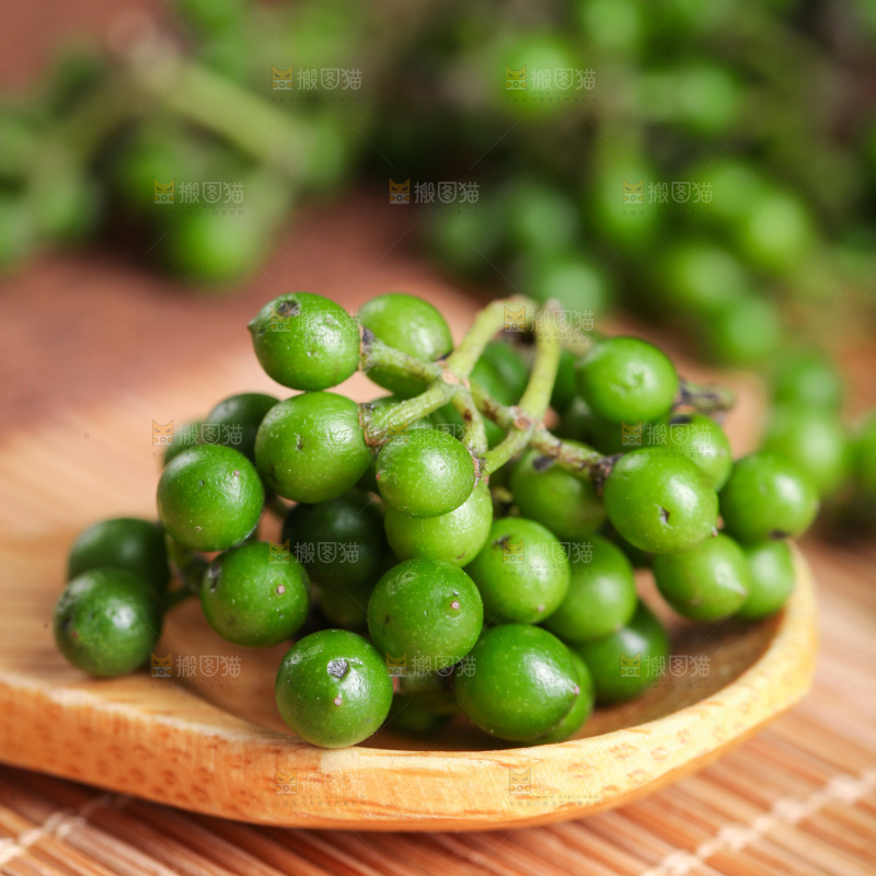 勺子上舀着山胡椒