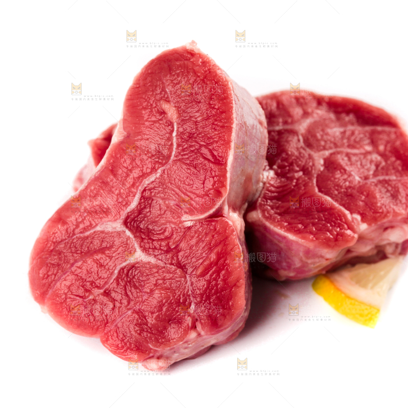 白底上放着切块的牛腱子肉