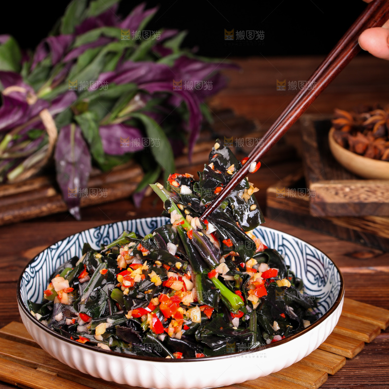 筷子上夹着凉拌紫背菜