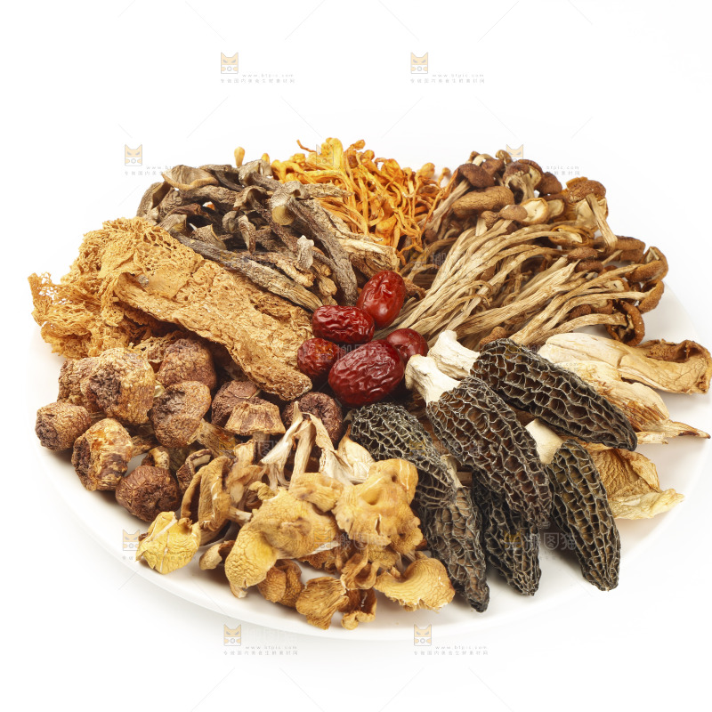 白底上放着一盘八珍菌菇组合
