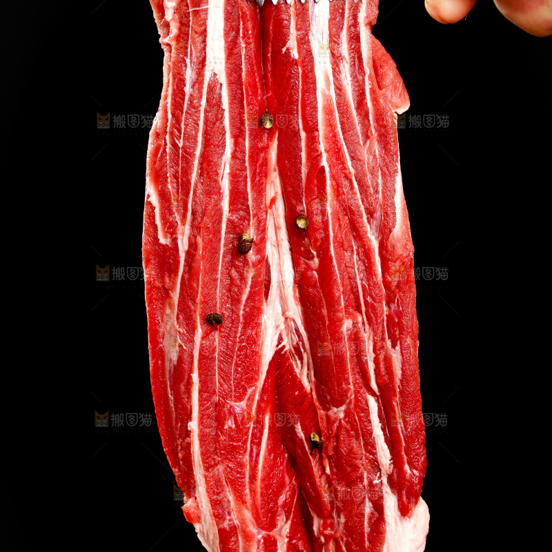 夹子上夹着牛腱肉
