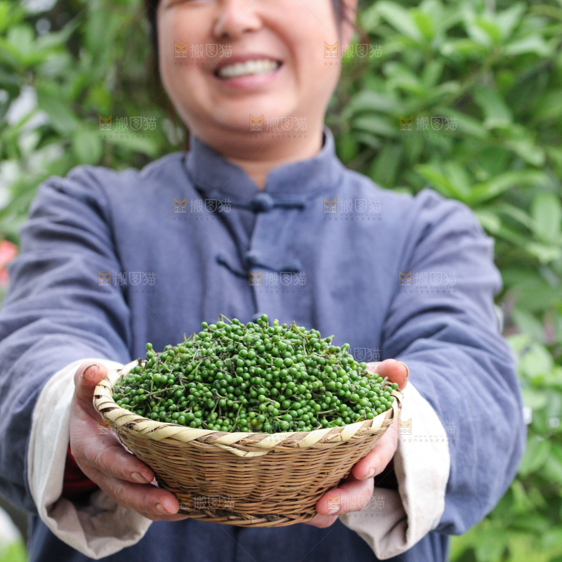 手里端着一篮山胡椒