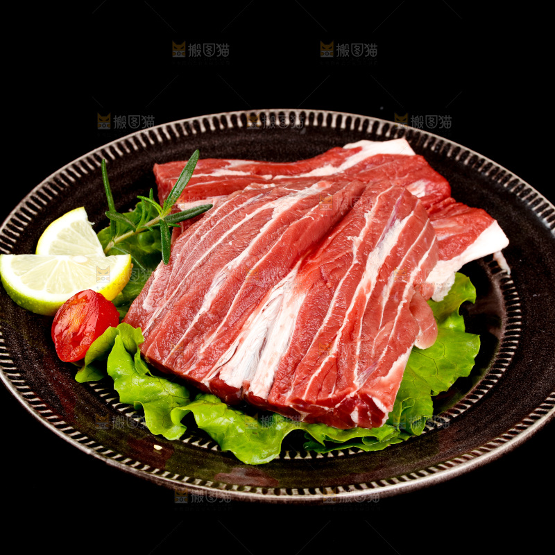 黑底上放着一盘牛腱子肉