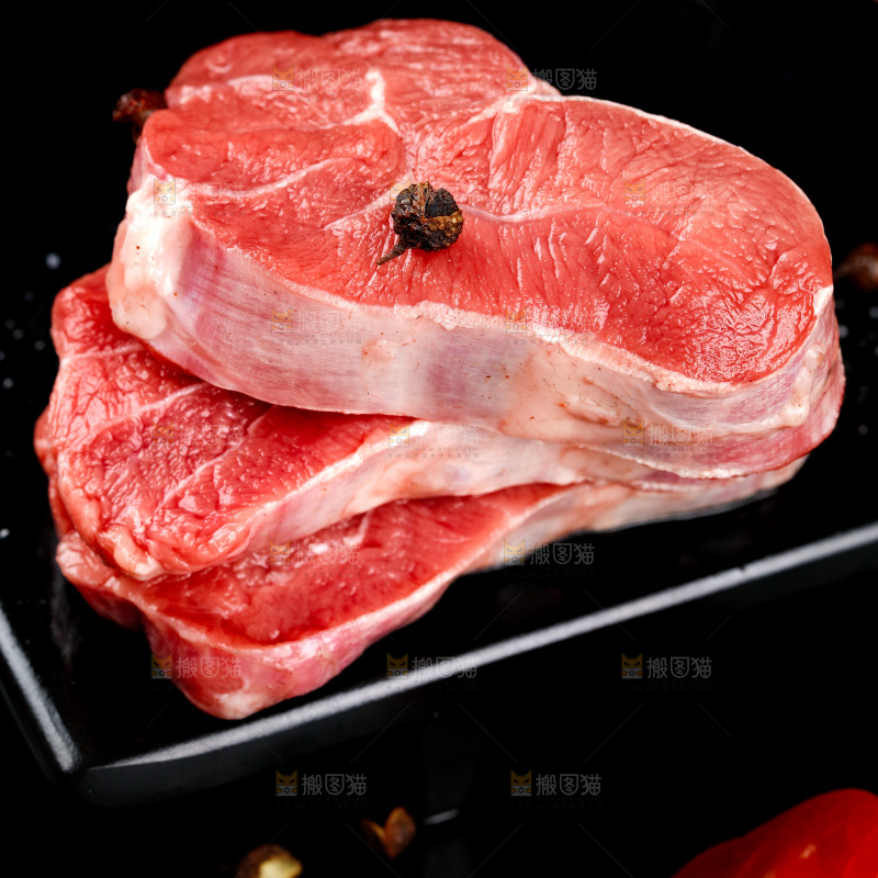 黑底上放着原切牛腱子肉