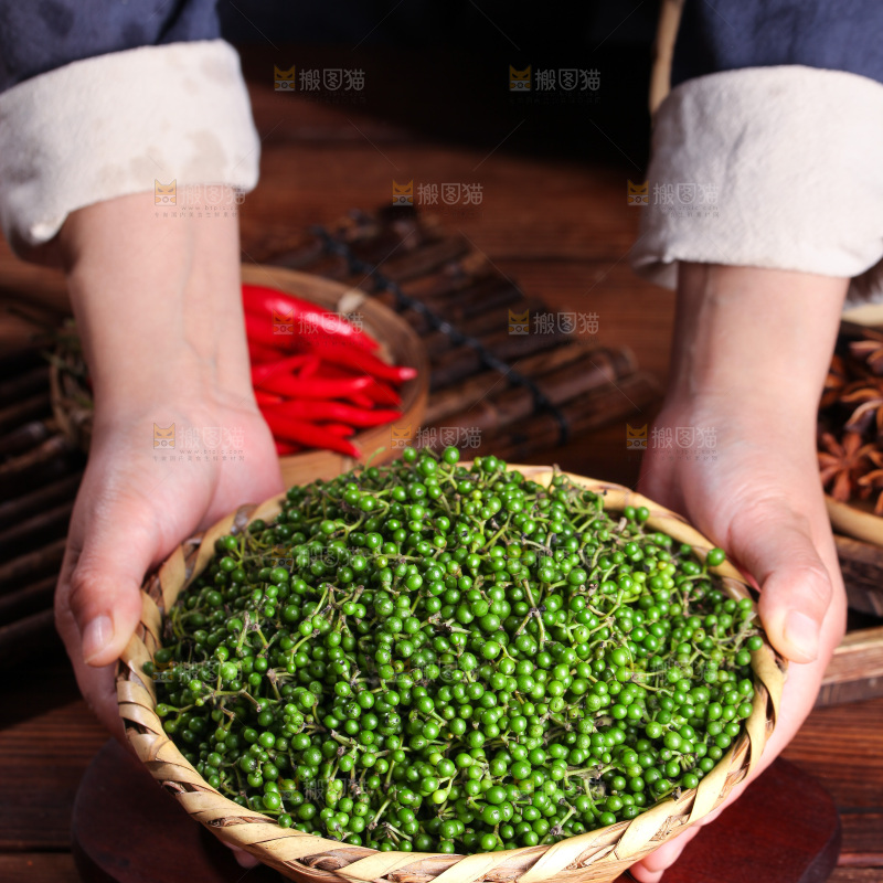 手里端着一篮青山胡椒
