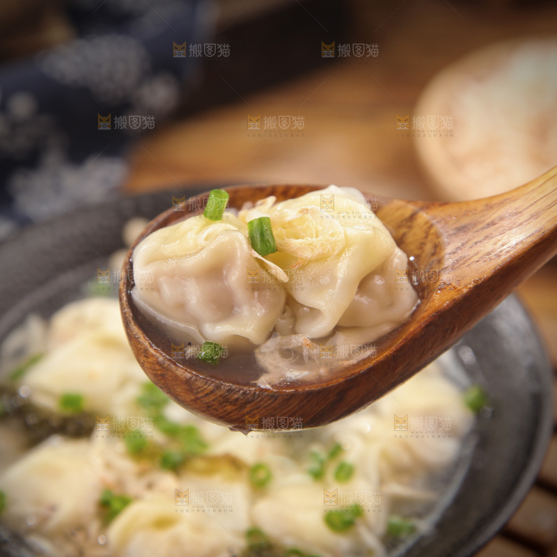 勺子上舀着馄饨