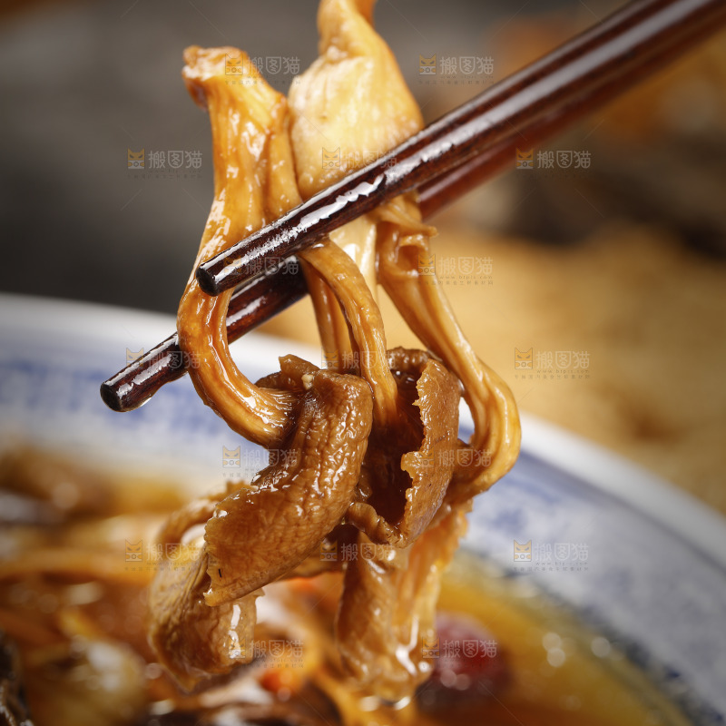 筷子上夹着北风菌