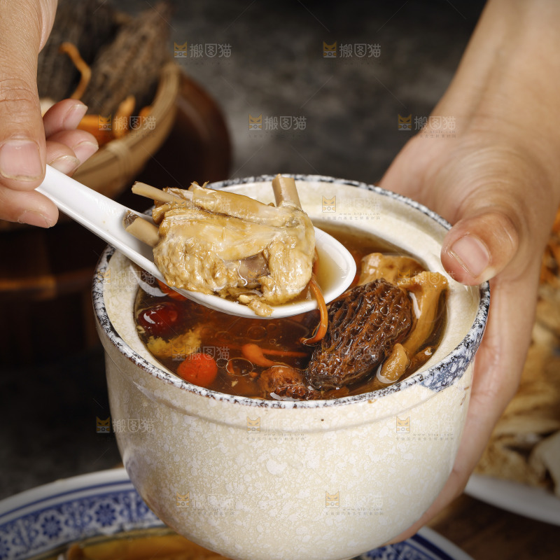 勺子上舀着鸡肉