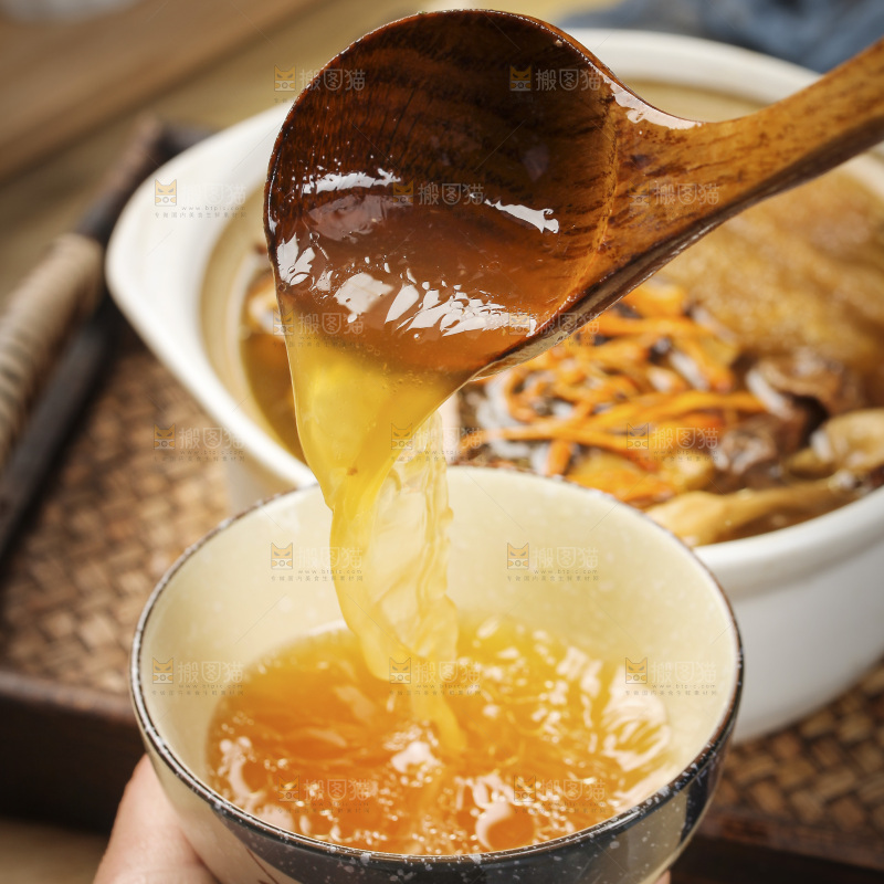 勺子上舀着八珍菌汤