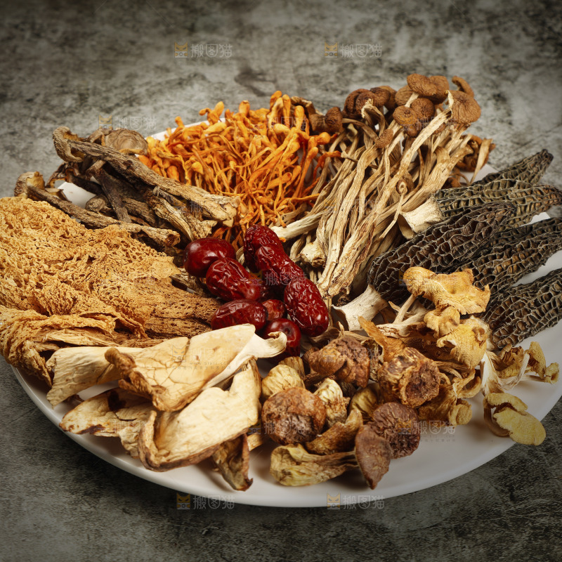 一盘八珍菌菇组合