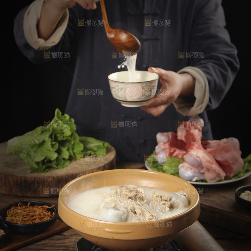 一锅猪筒骨高汤